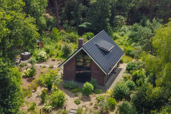 Tuin en bosperceel vakantiehuis Ommen