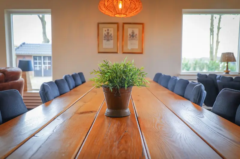 De ruime woonkamer met open haard