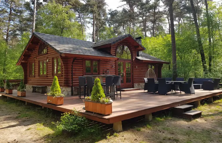 De buitenhottub met uitzicht op de natuur