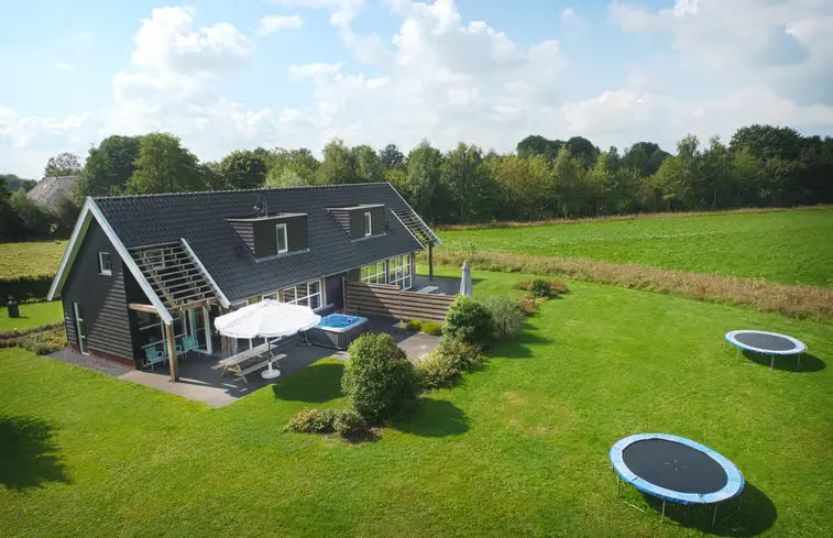 De ruime woonkeuken met lange eettafel