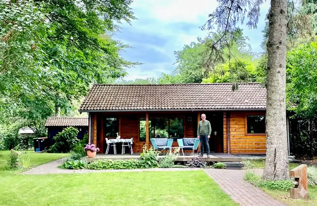 Joop bij het huis in Beekbergen