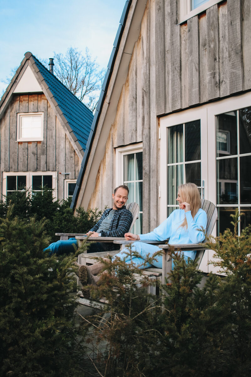 Stelletje op terras van wellness huisje