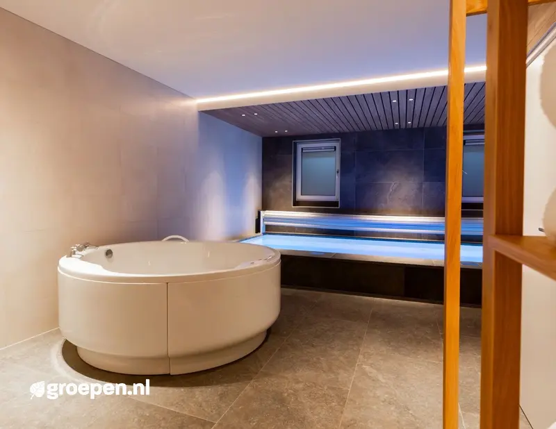 Het luxe binnenzwembad in de wellness kelder